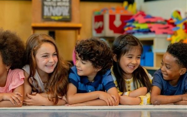 Comment l’enfant façonne les sociétés humaines 